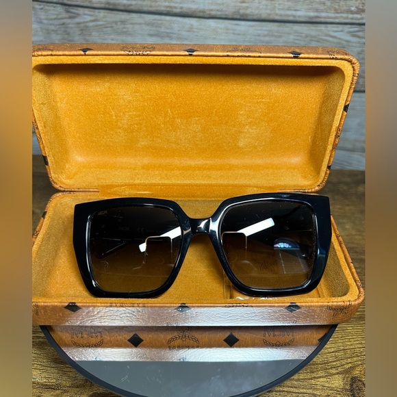 MCM Sunglasses Hard Shell Case & Cleaning Cloth - Picture 8 of 9